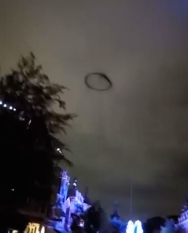 Un anello nero sopra Disneyland.